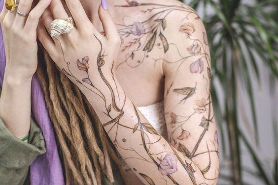 Moteriškas tatuiruotės rankoves