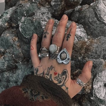 finger tattoos