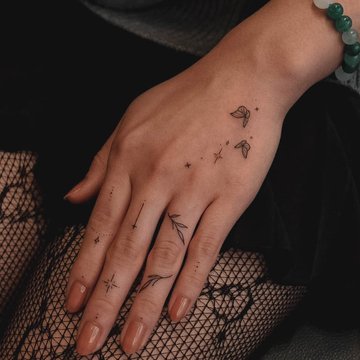 finger tattoos