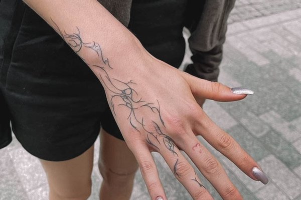 finger tattoos