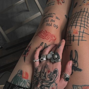 finger tattoos