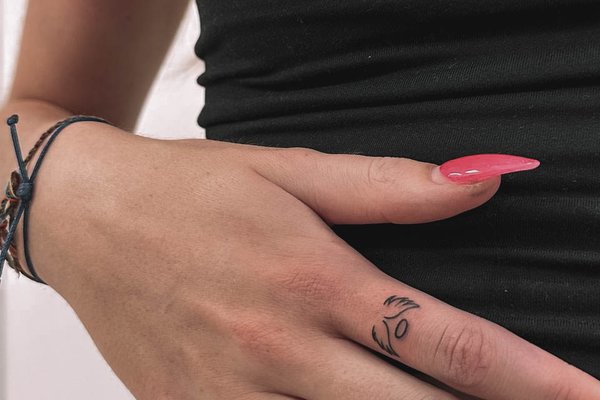 finger tattoos