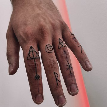 finger tattoos