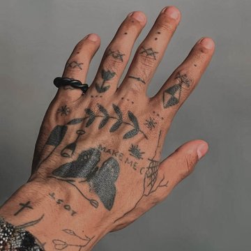 finger tattoos