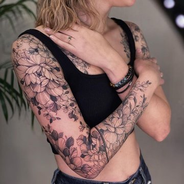 Moteriškas tatuiruotės rankoves