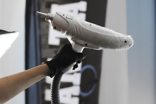 lazerio įranga tatuiruočių ir permanentinio makiažo šviesinimui