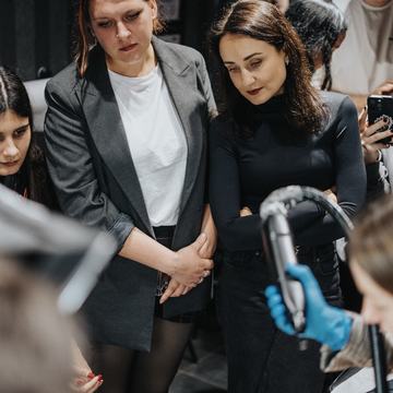 lazerinis permanentinio makiažo šviesinimas antakių srityje