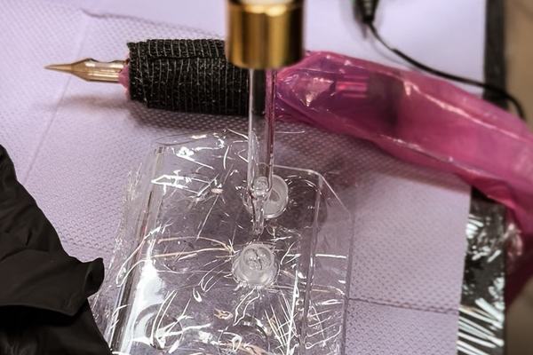 rėmoverio įvedimas į tatuiruotės pigmento zoną