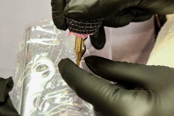 professional tattoo lightening procedure in a studio