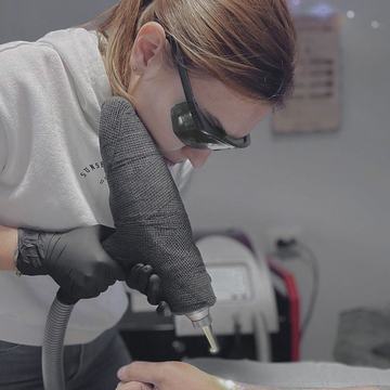 Tatuiruotės šviesinimo procedūra ant modelio