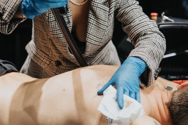 tatuiruotės šviesinimas lazeriu procedūros metu studijoje