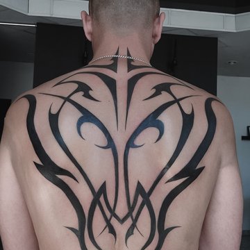 Vyriškos tatuiruotės ant nugaros
