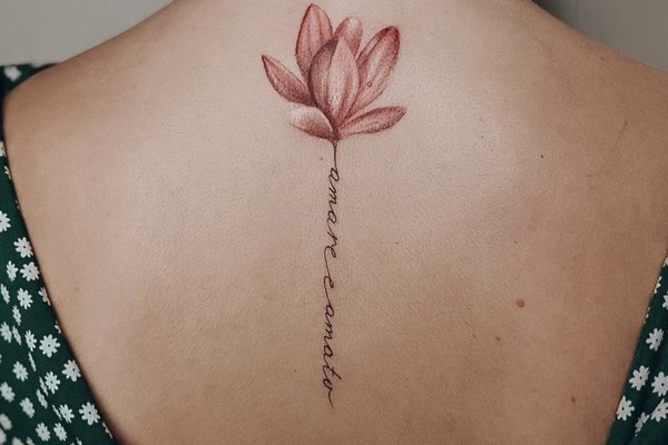 Moterų tatuiruotės ant nugaros