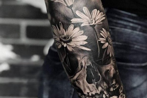 black and grey tatuiruotė su gėlių motyvu