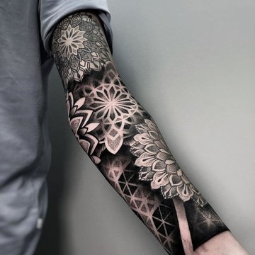 black and grey tatuiruotė ant dilbio