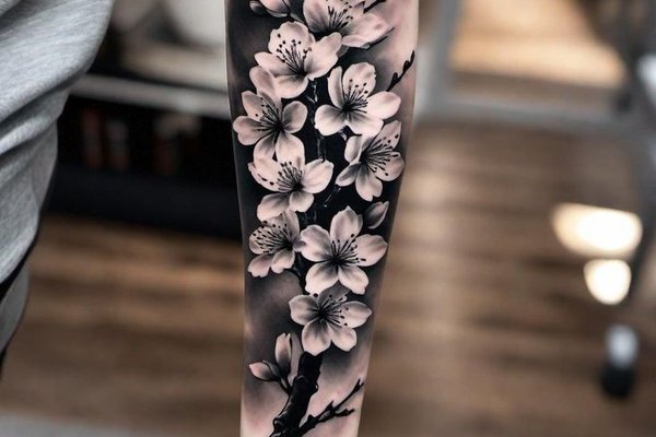 black and grey tatuiruotė su gėlių motyvu