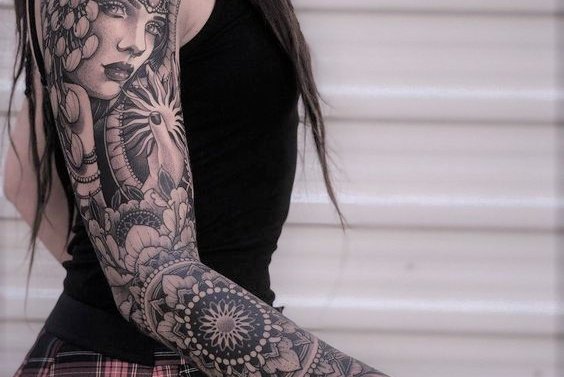 Moteriškas tatuiruotės rankoves