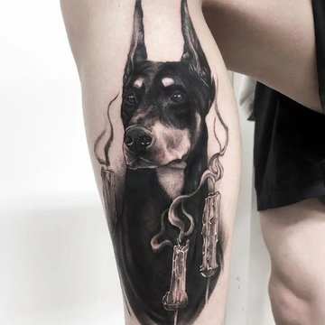 tatuiruotė su dobermanu