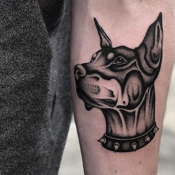tatuiruotė su dobermanu