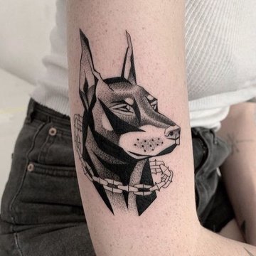 tatuiruotė su dobermanu