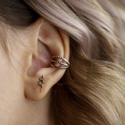 Auskarų vėrimas į ausis